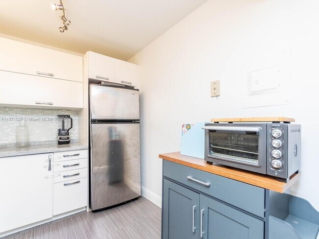 Building Photo - 3701 N Country Club Dr