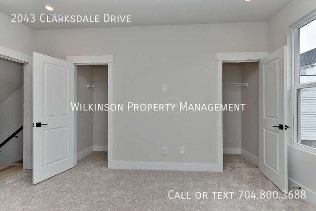 Building Photo - 2043 Clarksdale Dr