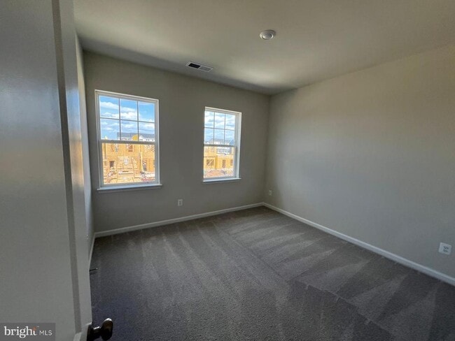 Building Photo - 400 Silver Birch Dr