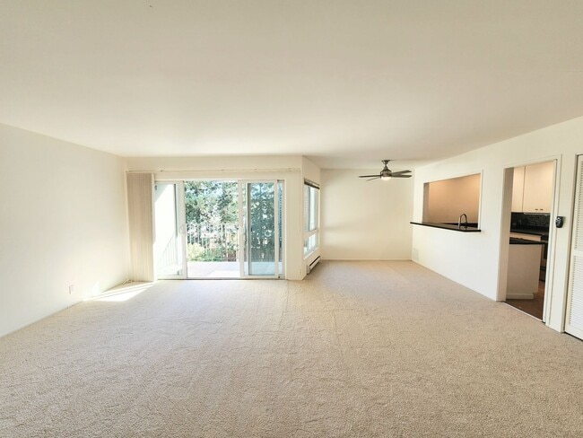 Building Photo - Top floor large 2 bed 2 bath open views at Woodlake