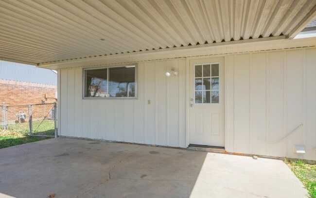 Building Photo - 701 Churchill Dr