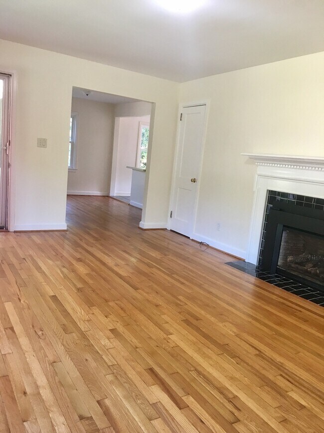 Building Photo - Wonderful Kenilworth location! Lovely land...