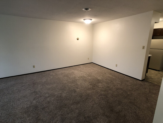 Building Photo - 2 Bedroom/1 Bathroom Available Near UND