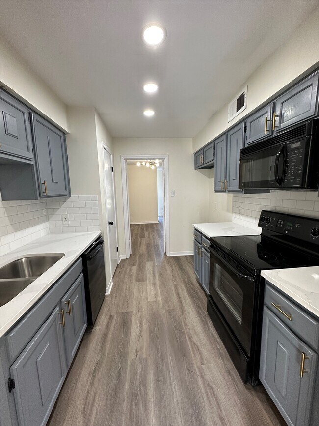 Building Photo - 10378 Briar Forest Dr