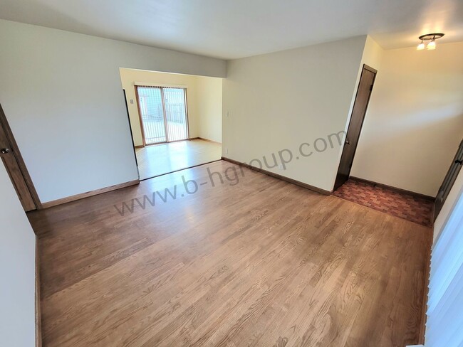 Building Photo - Great Location!