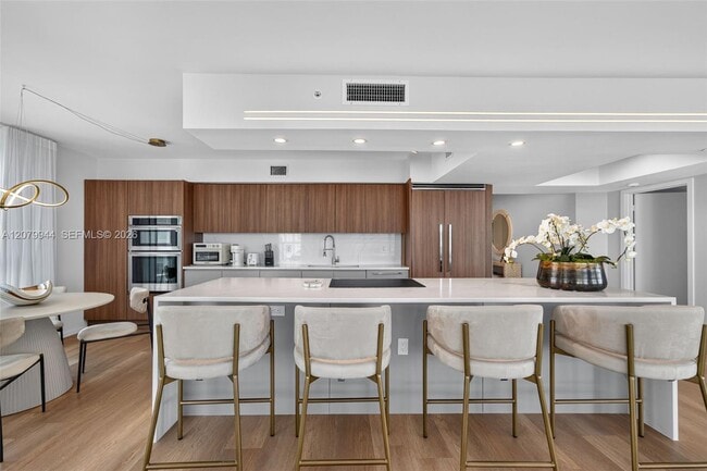 Building Photo - 16500 Collins Ave