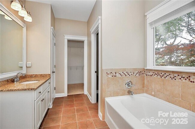 Building Photo - 2300 Mirow Pl