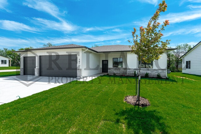 Building Photo - 619 Elmwood St