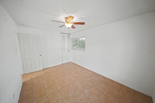 Building Photo - 823 Straight Ln