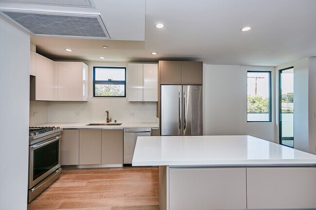 Building Photo - 328 N Maple Dr