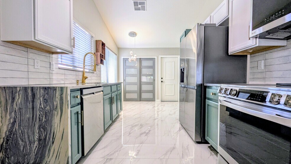 Building Photo - 10867 W Chino Dr
