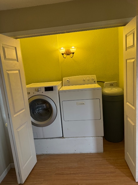 Building Photo - 2304 15th Ave N