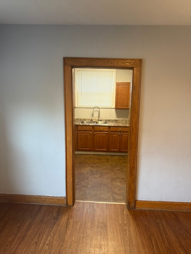 Building Photo - 806 E Deshler Ave