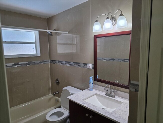 Building Photo - 4031 NE 8th Ave