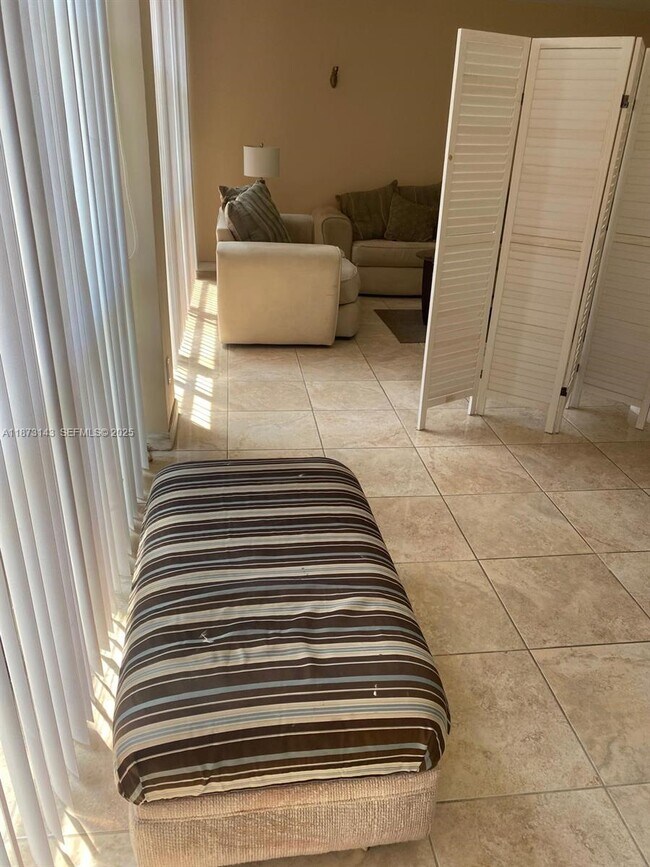 Building Photo - 800 Parkview Dr