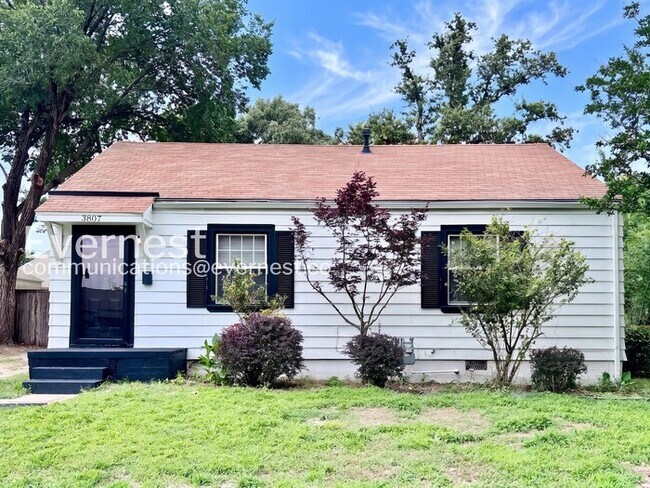 Building Photo - Charming 2-Bed/2 bath Bungalow with Modern Amenities and Ideal Location / Pet-Friendly / Availabl...