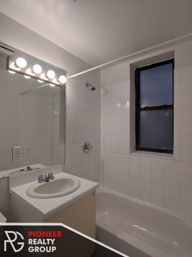 Building Photo - 917 W Dakin St