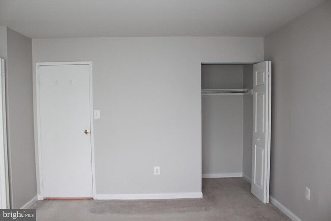 Building Photo - 9730 Kingsbridge Dr