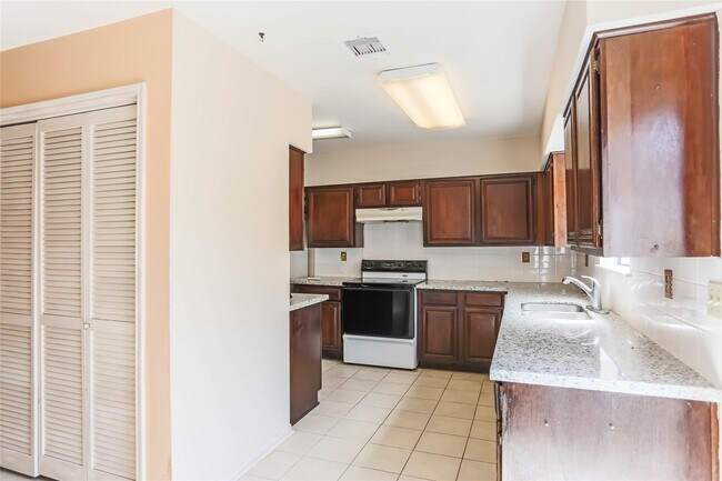 Building Photo - 9901 Sharpcrest St