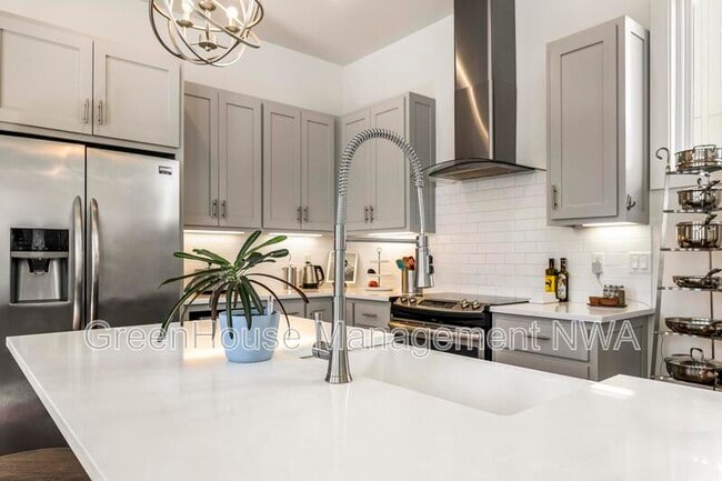 Building Photo - 636 SW B St