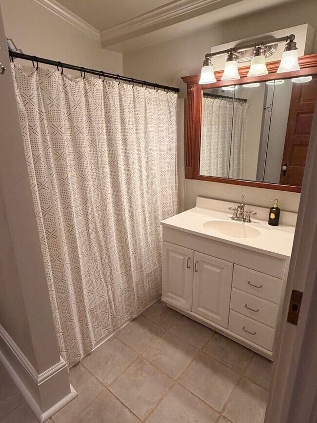 Building Photo - Gorgeous 1BD/1.5BA Uptown