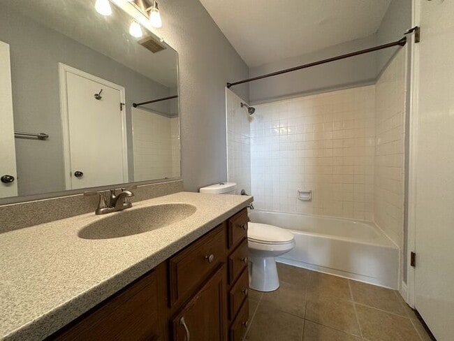 Building Photo - Beautiful 2BR Lakewood Condo with Modern C...