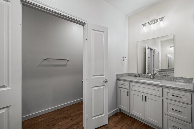 Building Photo - MOVE IN SPECIAL: $500 move in bonus provided at move in  Gorgeous Duplex in Frenship East!