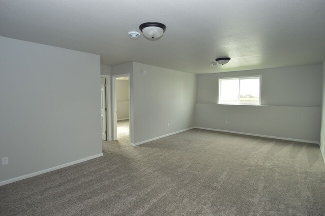 Building Photo - Beautiful 4 bed 2 bath Townhome for rent!