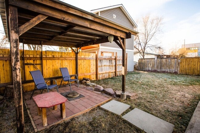 Building Photo - Centrally located single family home 2 bed...