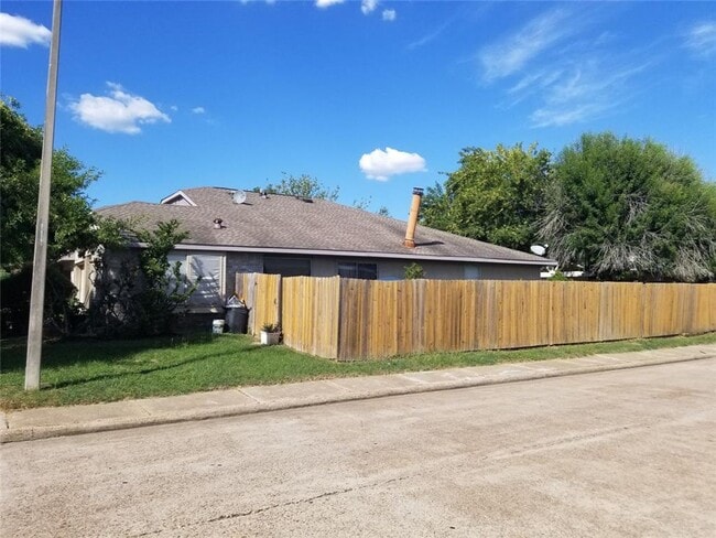 Building Photo - One story, 3 bedroom duplex available!