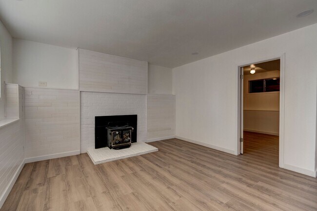 Building Photo - Beautifully Updated 3+ Bedroom Water View ...