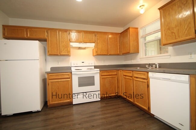 Building Photo - Heights Duplex!