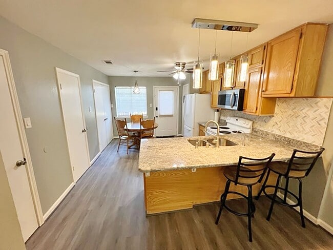 Building Photo - Great 2 Bdrm 1-1/2 Bath Condo at UNT in Denton, TX