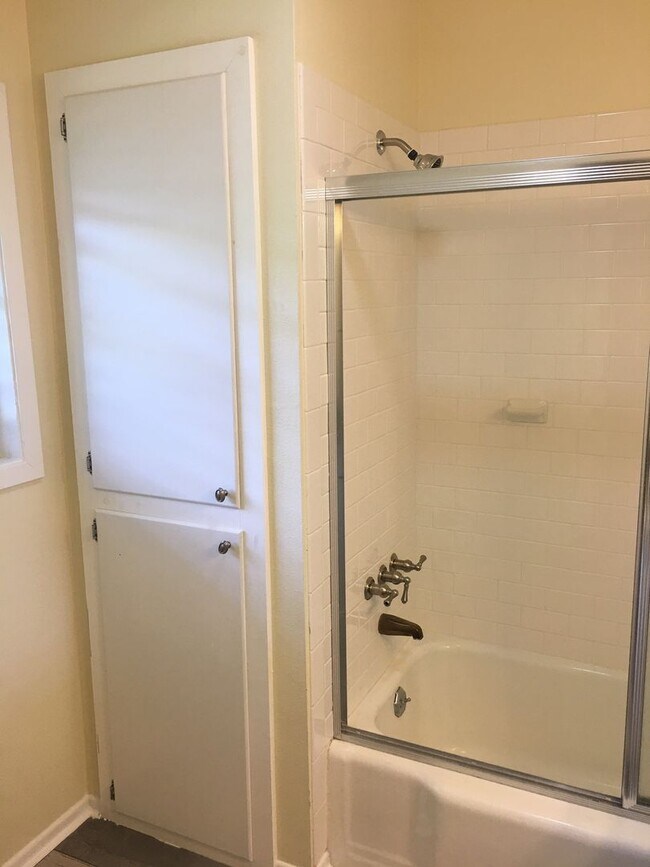 Building Photo - Beautifully renovated 3 bed/3bath near UTMB