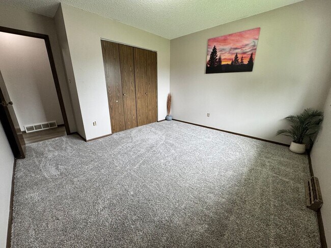 Building Photo - 3 bed, 1.5 bath duplex for rent in Cedar Falls