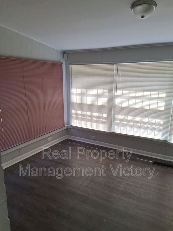 Building Photo - 409 10th Ave