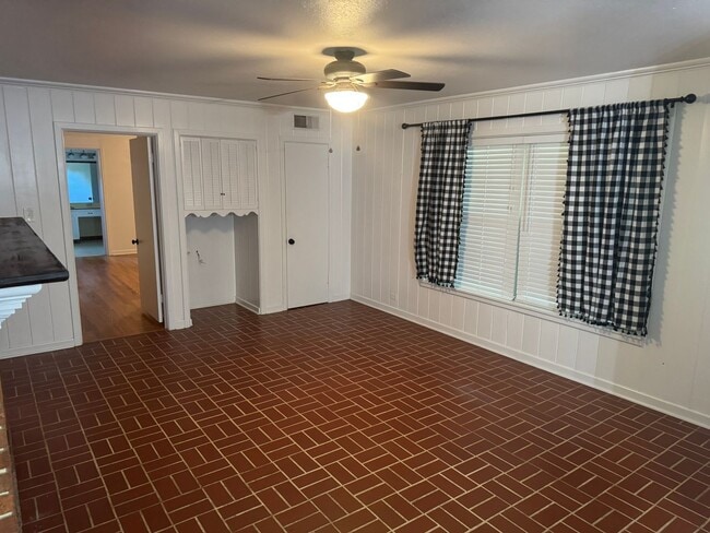 Building Photo - 504 Fleming Dr