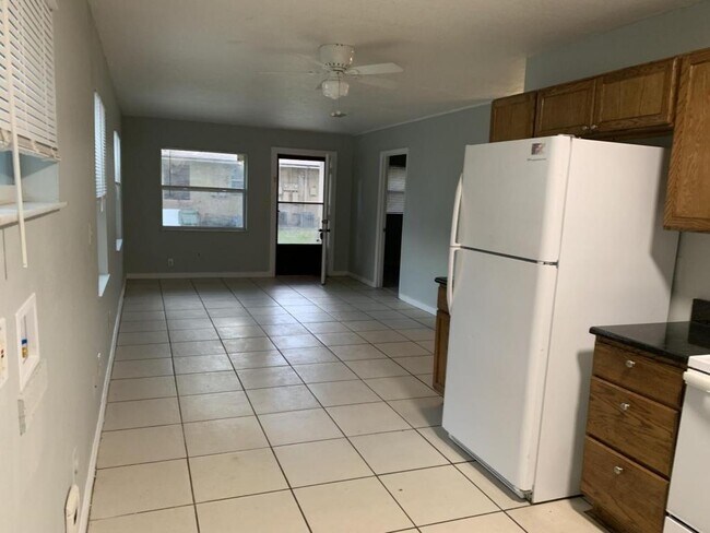 Building Photo - 825 Lyndhurst St