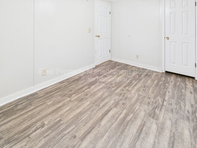 Building Photo - 15 Hayfield Ln