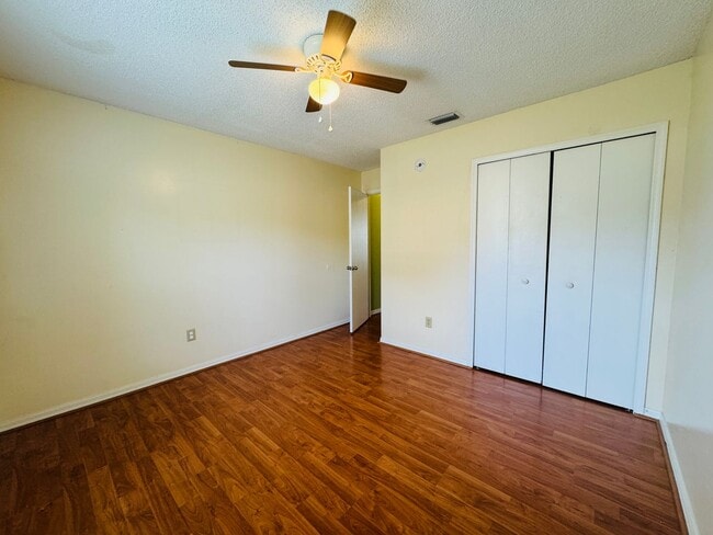 Building Photo - Charming 3 Bedroom, 2 Bath Home with Fence...