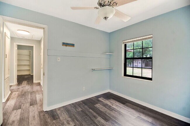 Building Photo - Charming 4 Bedroom Pensacola Rental in a Convenient Location!