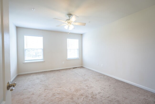 Building Photo - Beautiful 3 BR/3 BA EOG Townhome in Capito...