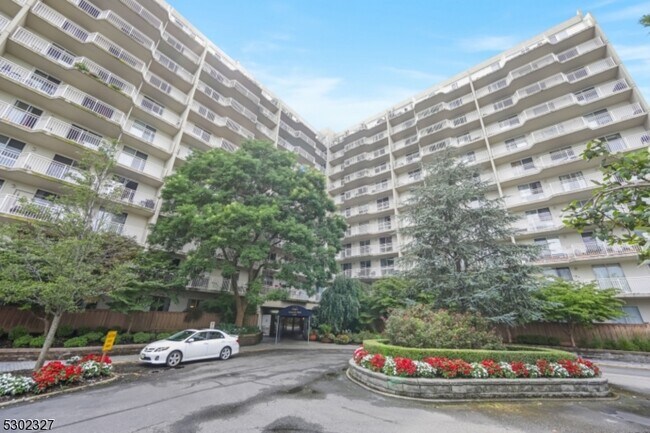 Building Photo - 1055 River Rd