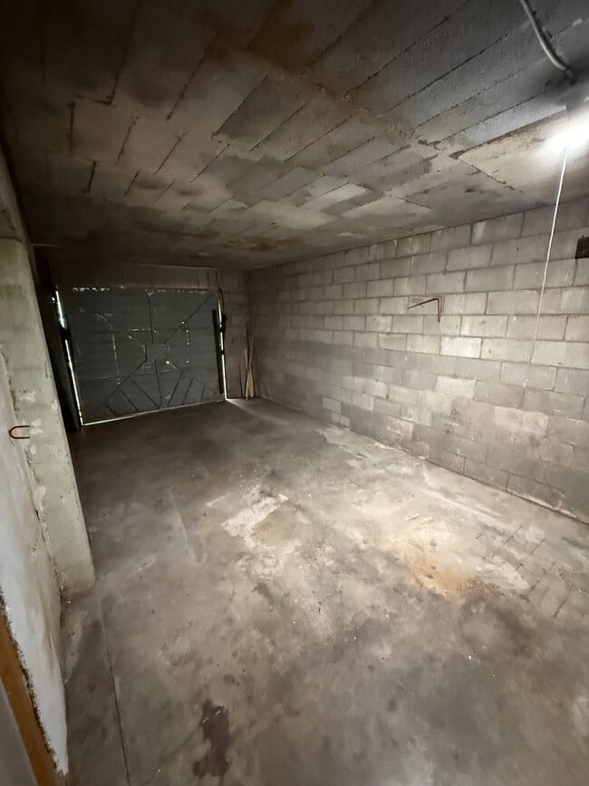 Building Photo - 1 bedroom efficiency available 2/1!!