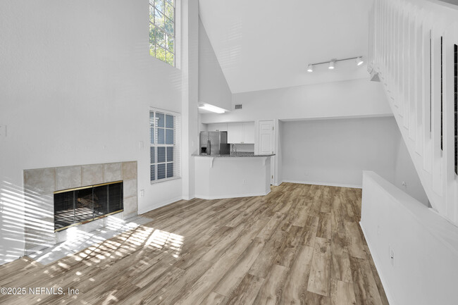 Building Photo - 13700 Richmond Park Dr N
