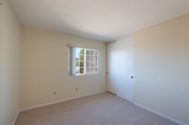 Building Photo - Spacious 2 Story House in cul-de-sac with ...