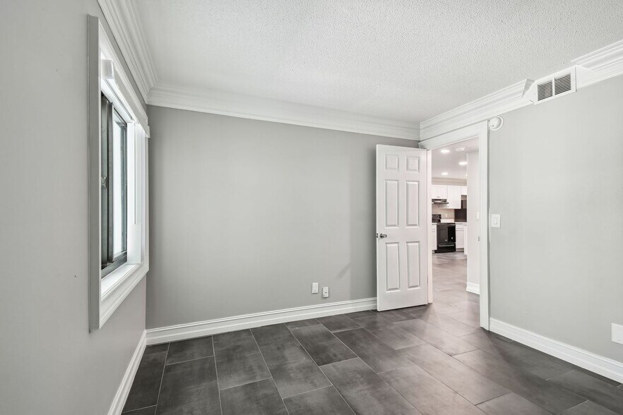 Building Photo - 2942 W Bay Dr