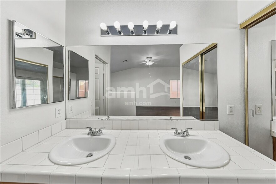 Building Photo - 222 Mariposa Way