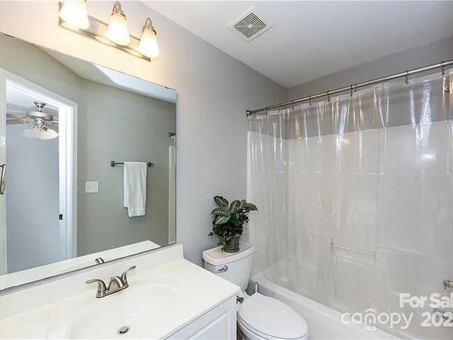 Building Photo - 1265 E Woodlawn Rd