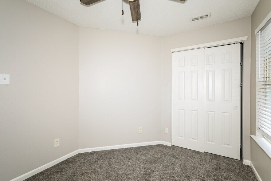 Building Photo - 1178 Kenwood Dr